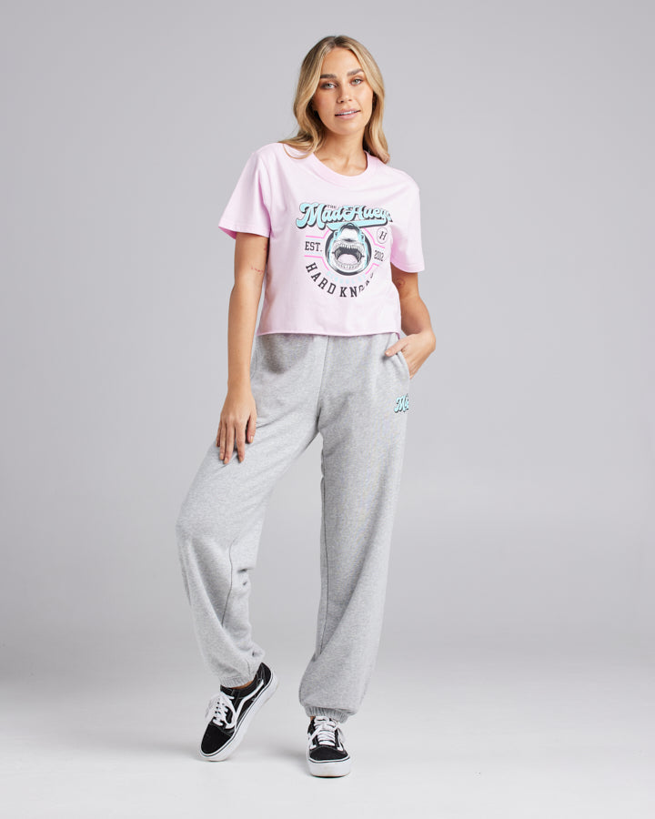 SCHOOL OF HARD KNOCKS | WOMENS CROPPED TEE - PALE PINK